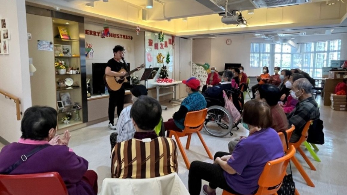 友里賀聖誕 (2023年12月)