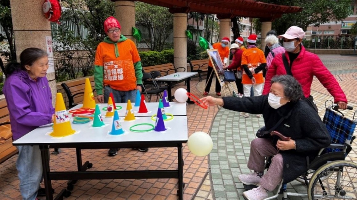 友里賀聖誕 (2023年12月)