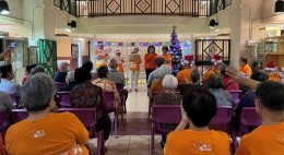 友里賀聖誕 (2023年12月)