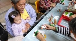 友里賀聖誕 (2023年12月)