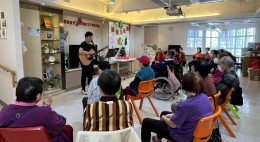 友里賀聖誕 (2023年12月)