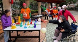 友里賀聖誕 (2023年12月)