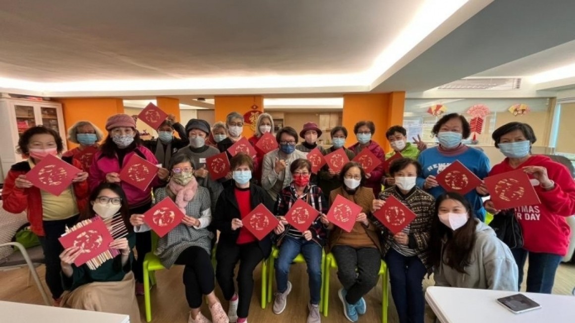 友里相伴迎玉兔