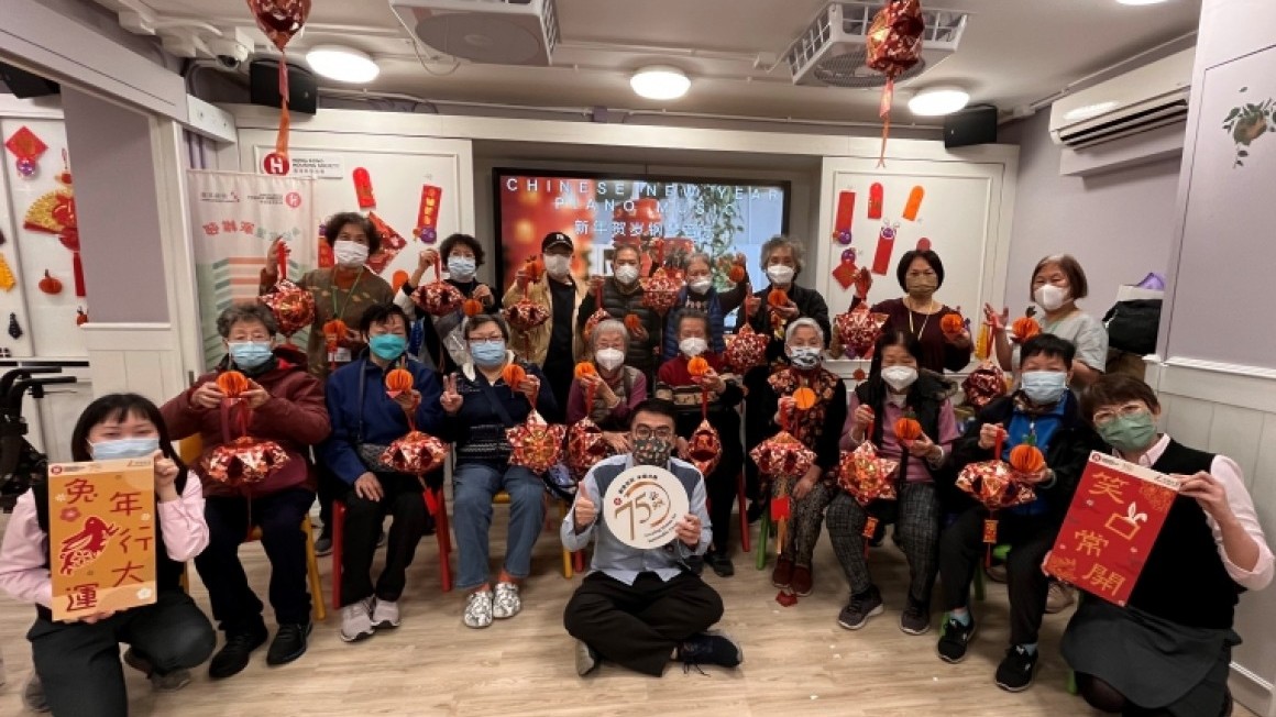 友里相伴迎玉兔