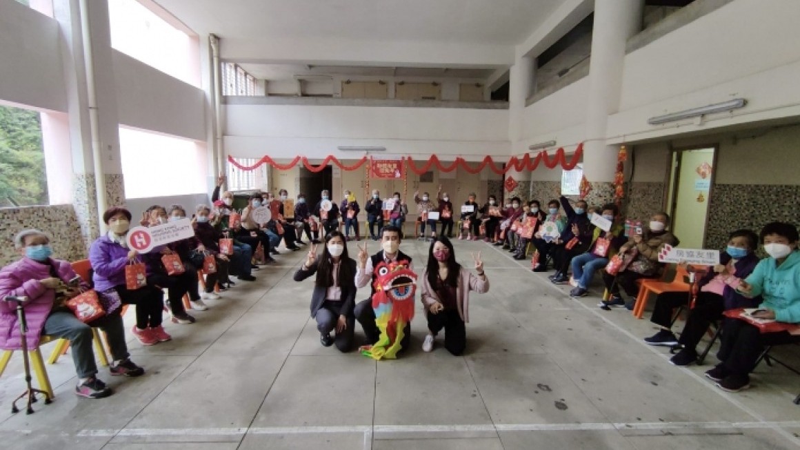 友里相伴迎玉兔