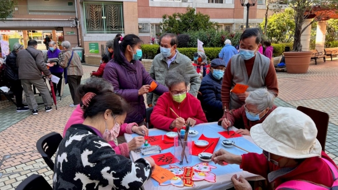 友里相伴迎玉兔