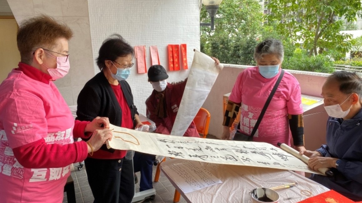 友里相伴迎玉兔