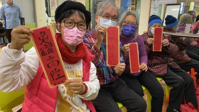 友里相伴迎玉兔