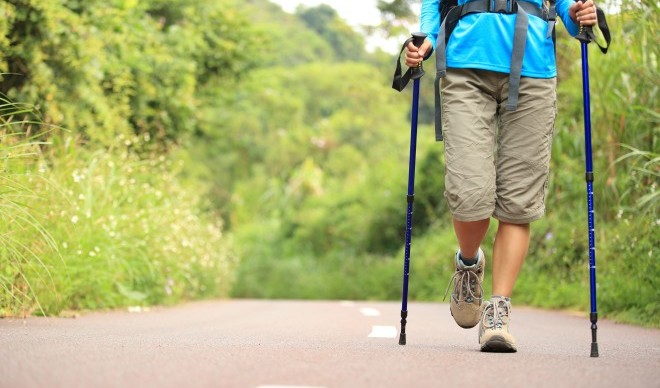 保養膝關節的新興運動：北歐式健步行