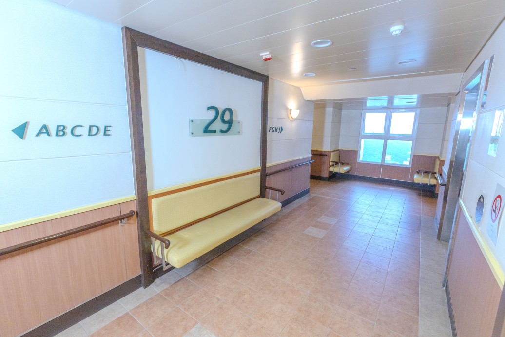 電梯大堂設等候座椅