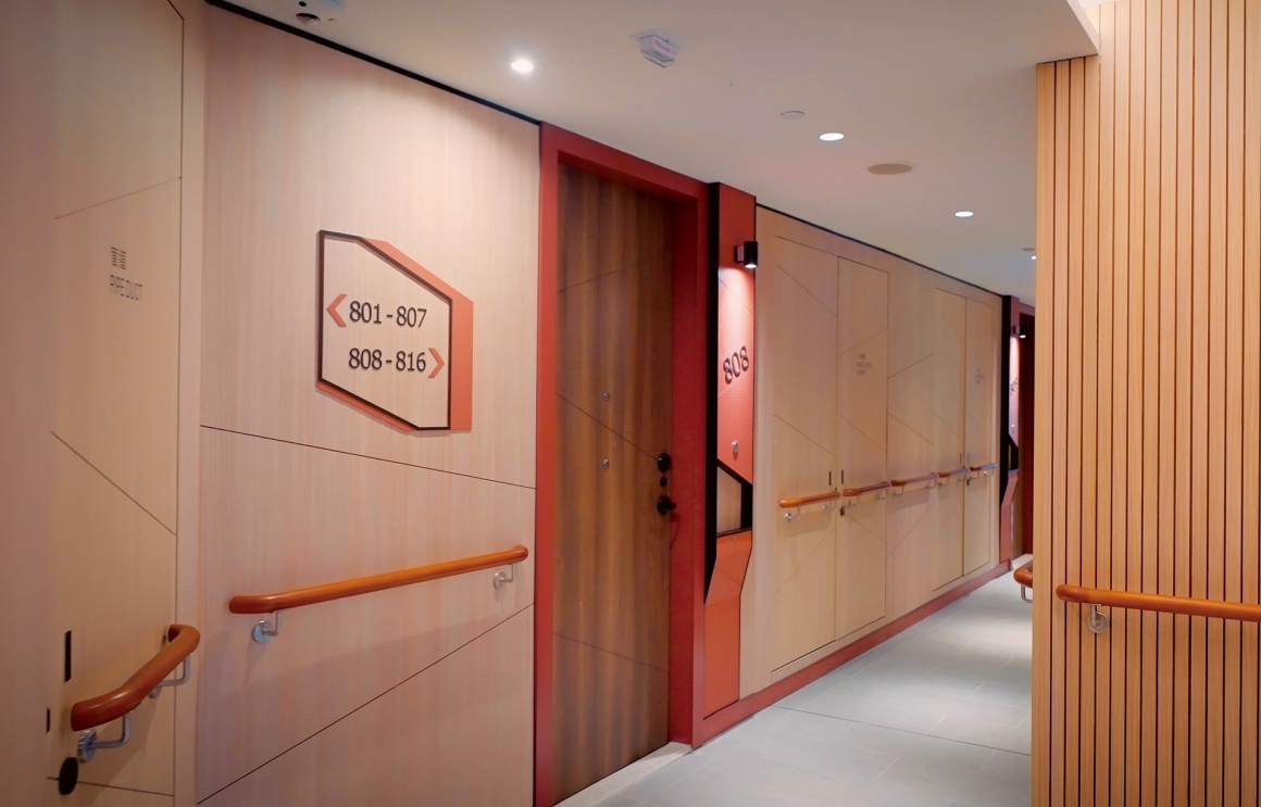 樓層公共走廊設扶手及防滑地台