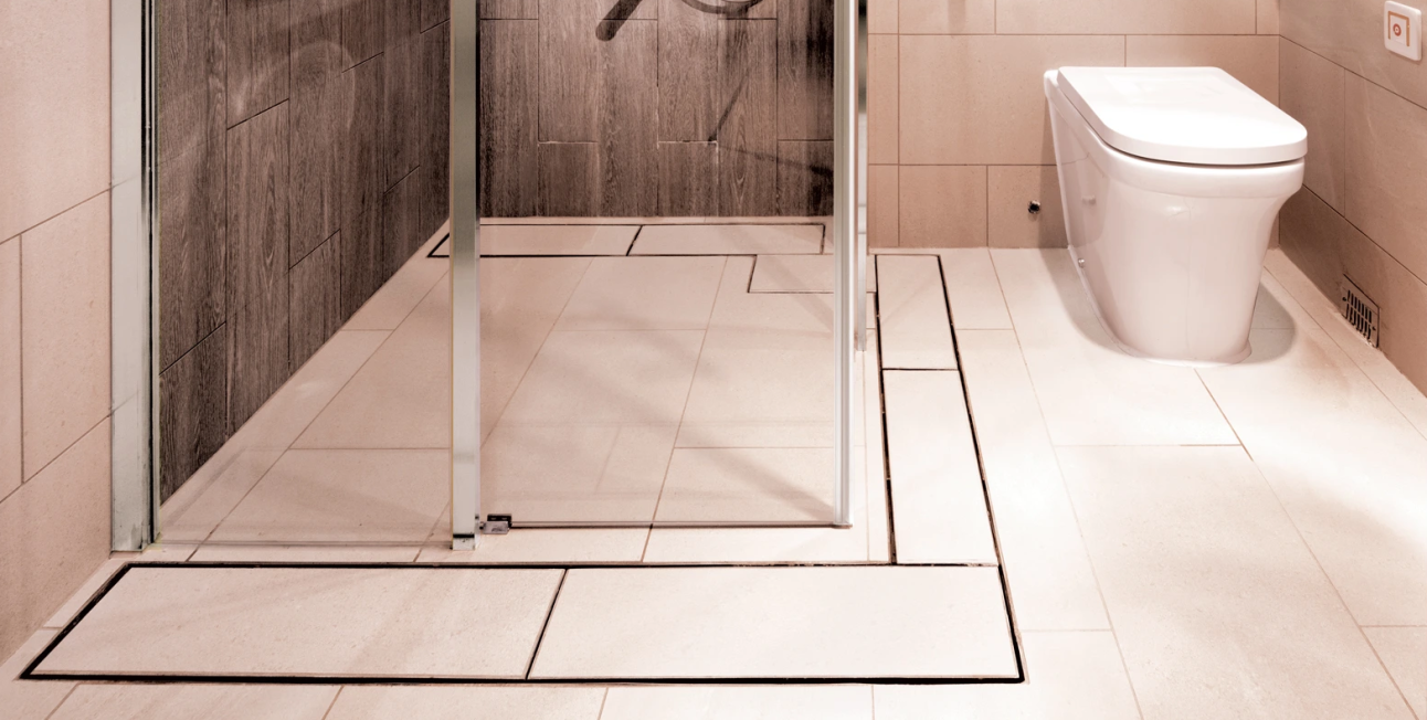 淋浴間無檔水檻設計及防滑地磚