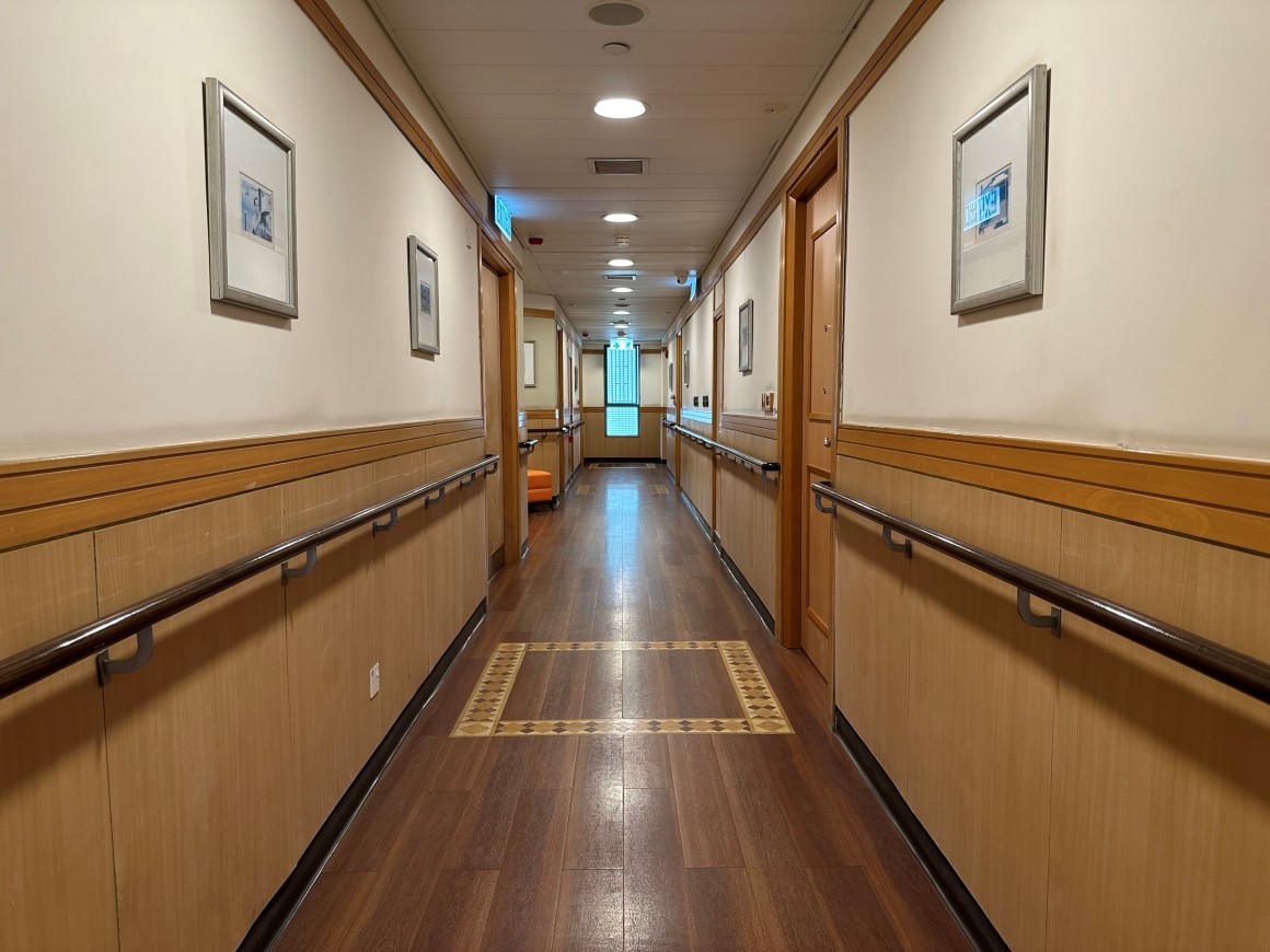 樓層公共走廊設扶手及防滑地台