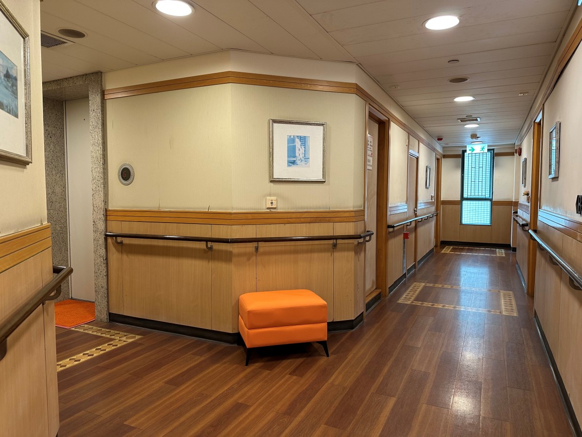 電梯大堂設等候座椅